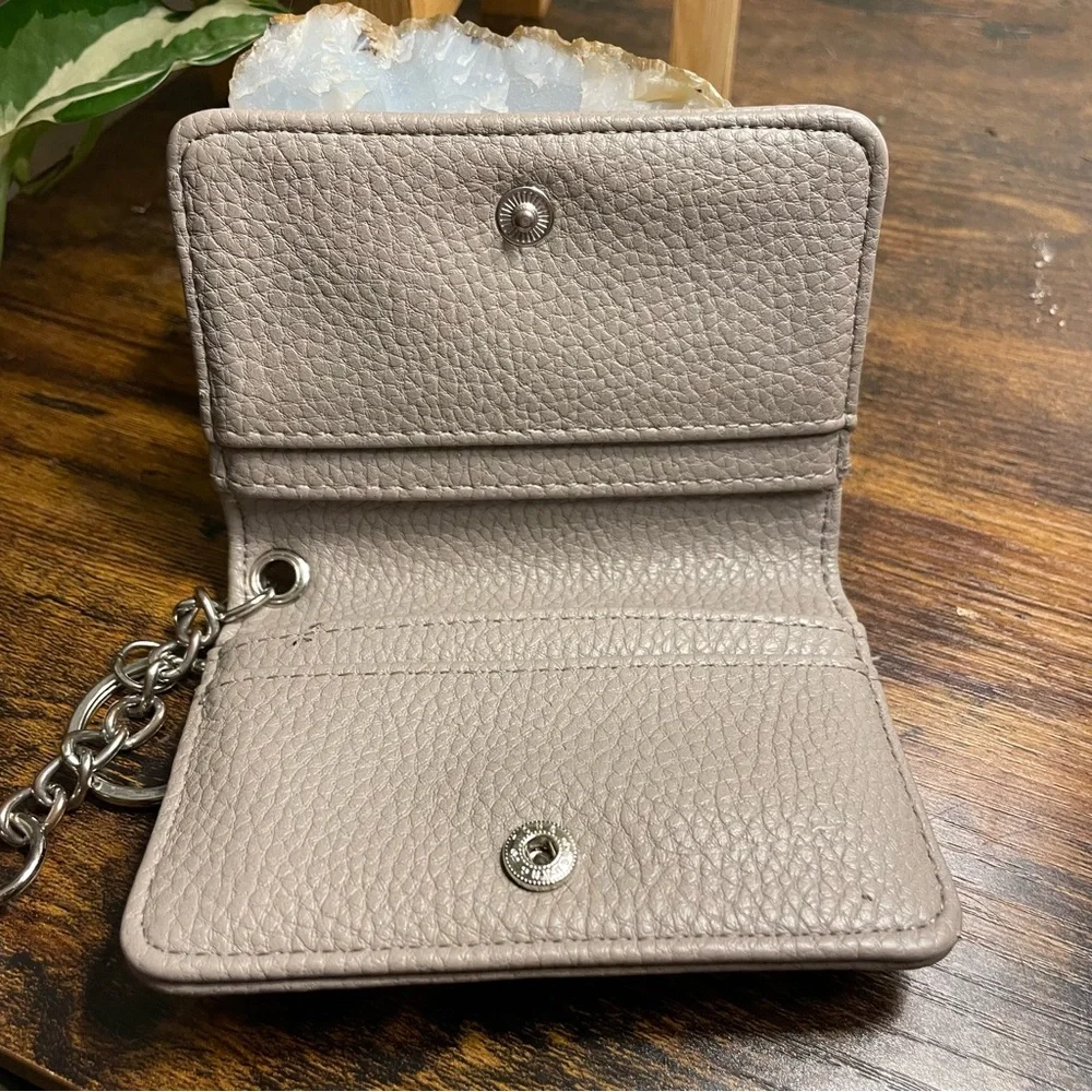 Steve Madden | Pebbled Leather Card Holder with Keychain - Picture 4 of 4